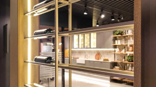 Adega vertical e personalizada como solução em armazenamento, além de agregar valor ao ambiente.