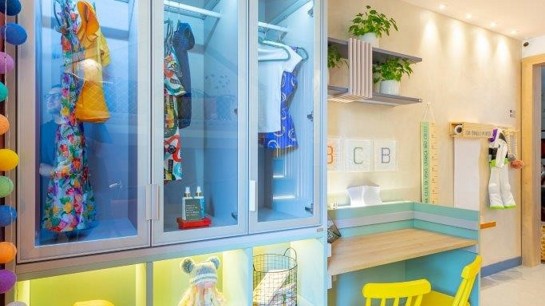 A Criare projetou os móveis do espaço, que conta com uma cama beliche feita sob medida, tablado para brincadeiras, espaço de guarda-roupa e mesa evolutiva. Foto: Ubarana Júnior