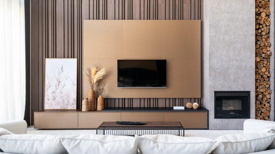 Nesta sala, executada pela Criare Bento Gonçalves, o painel ripado no padrão amadeirado contrasta com o brilho sutil e elegante dos padrões Luminus (marrom claro) e Aurum (cinza com veios em ouro). Foto: Roberta Gewehr