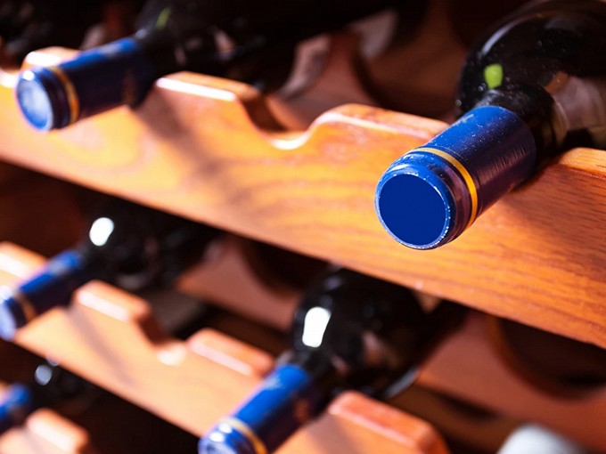 As adegas são essenciais para manter a longevidade dos vinhos.